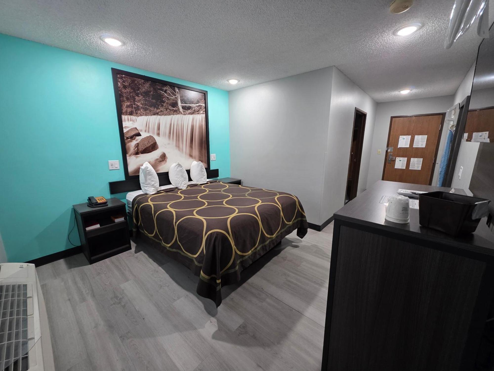 Queen Room - Mobility Access/Non-Smoking