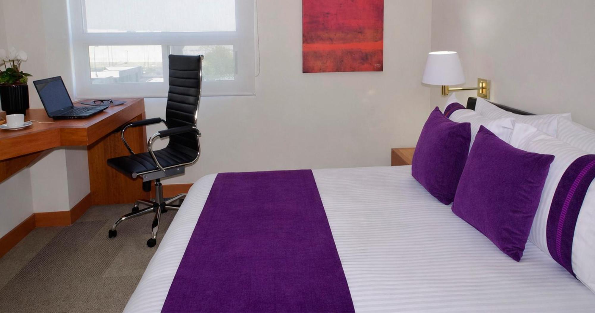 Habitación con cama extragrande.