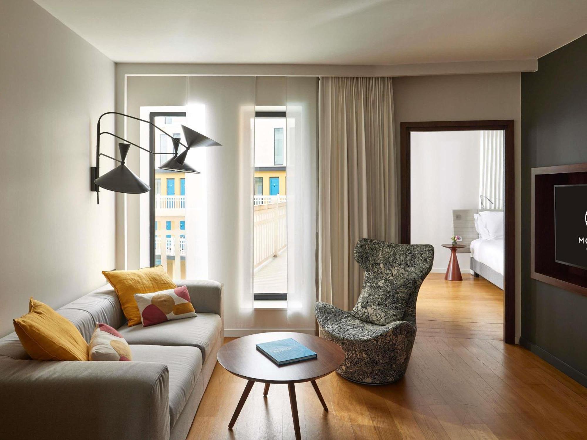 Suíte com Cama King-size, Sofá-Cama, Área de Estar e Vista da Piscina