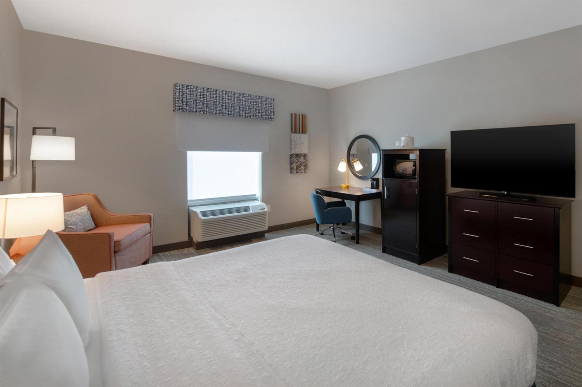 King Room with Accessible Tub - Mobility and Hearing Access/Non-Smoking