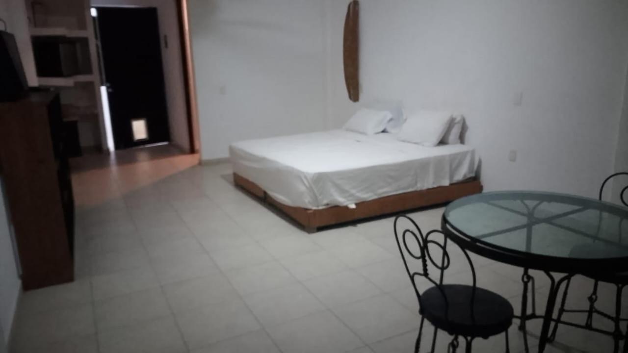 Habitación con cama extragrande, baño privado y vistas al mar