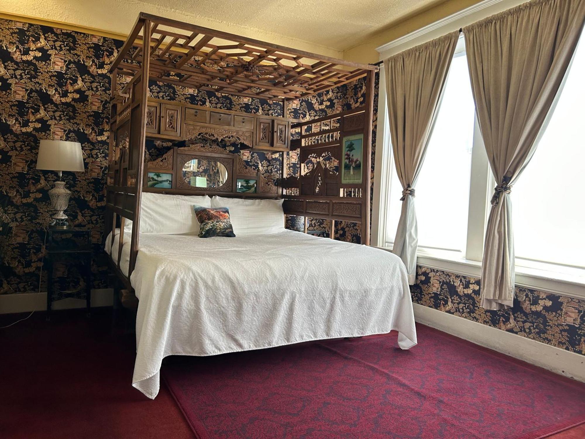 Deluxe One-Bedroom Suite