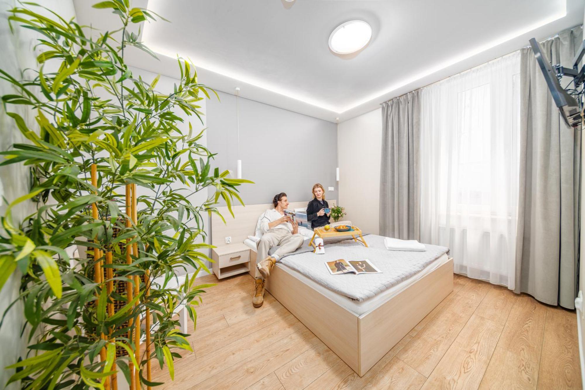 Habitación con cama extragrande.