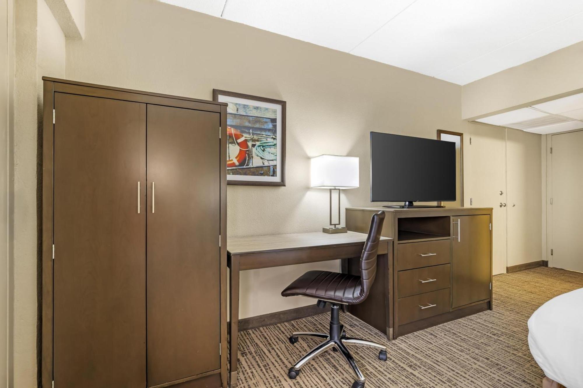 Queen Room with Walk-In Shower - Disability Access/Non-Smoking