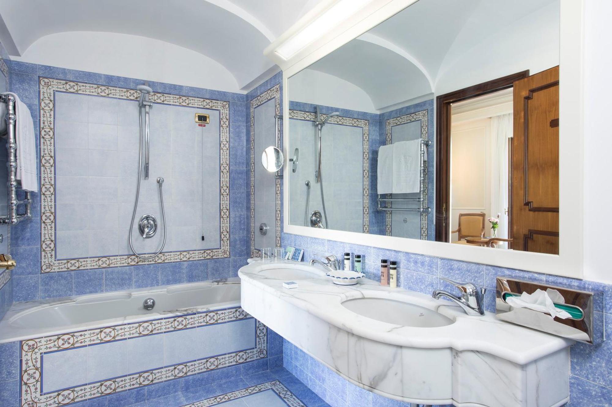 Chambre Double ou Lits Jumeaux Comfort avec Vue partielle sur la mer