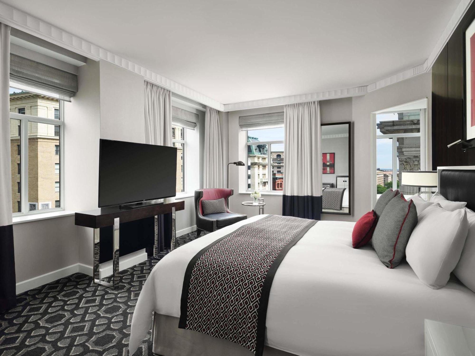Luxury Corner King Room