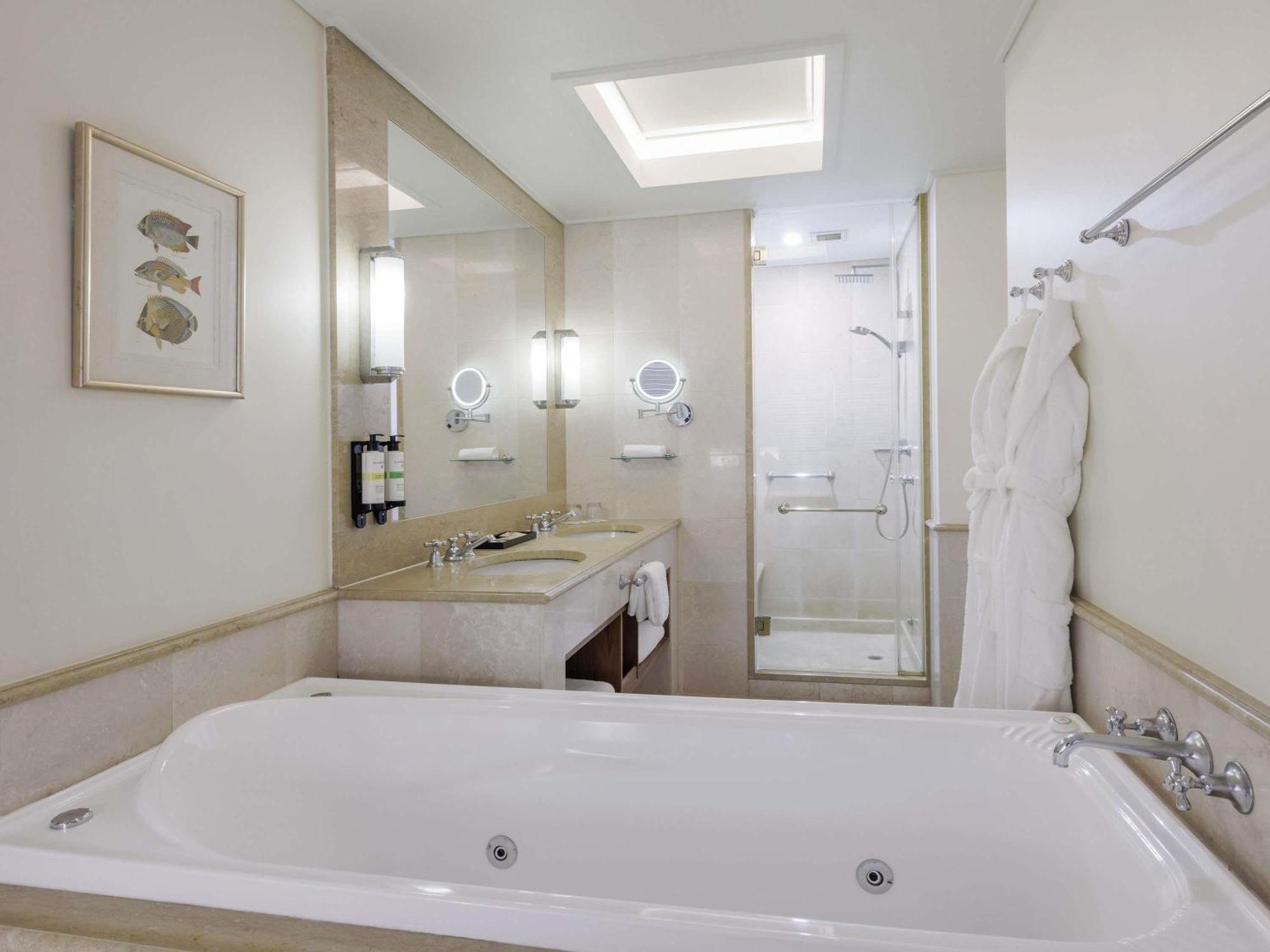Deluxe Room with 1 King Size Bed and Spa Bath - Pool View with one drink voucher