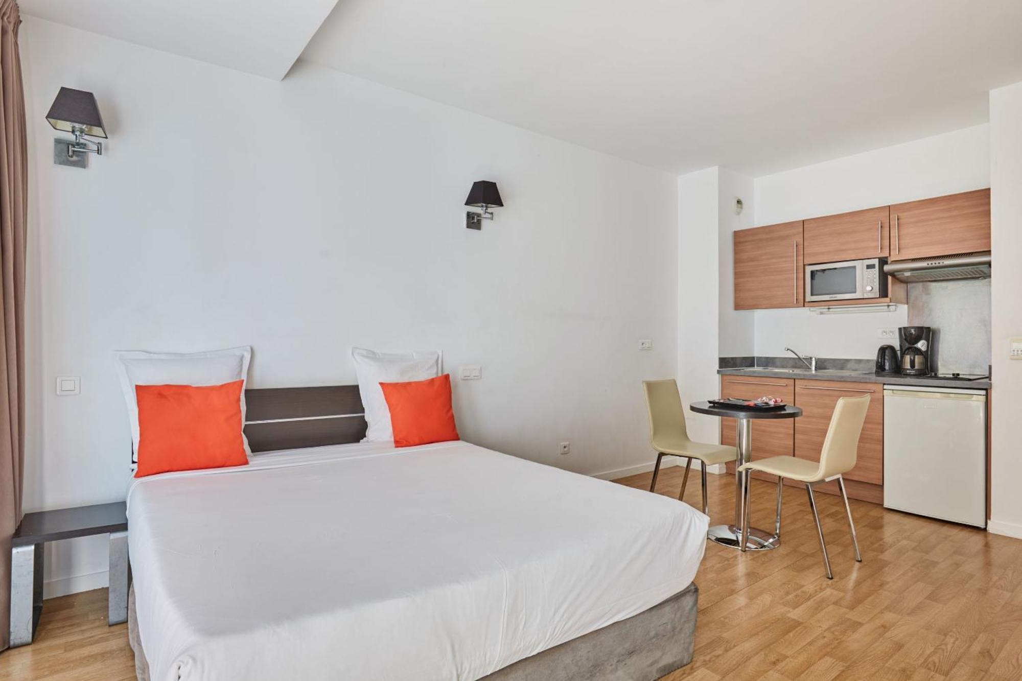 Studio with Balcony (2 Adults)