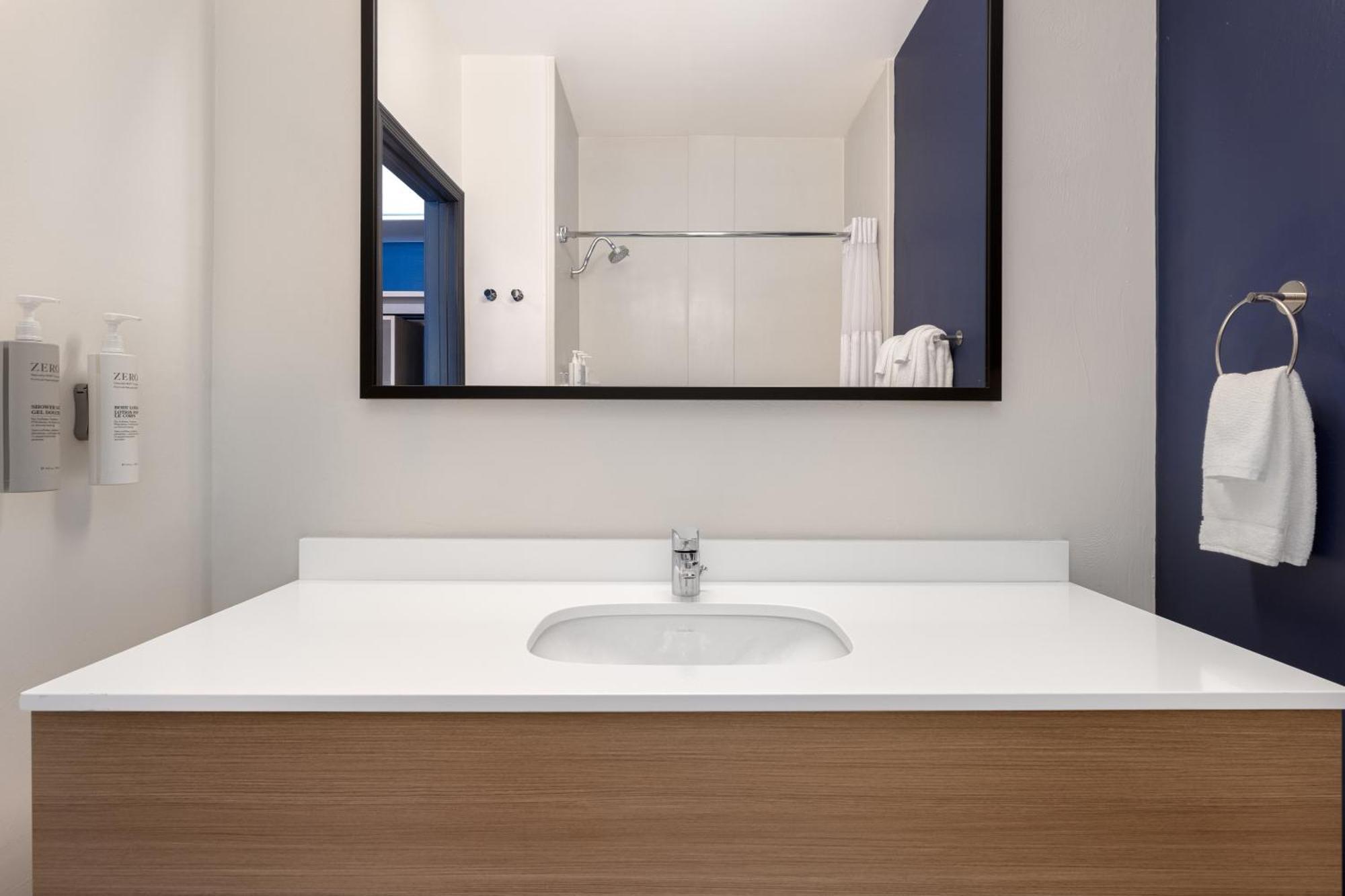 Habitación con cama extragrande.