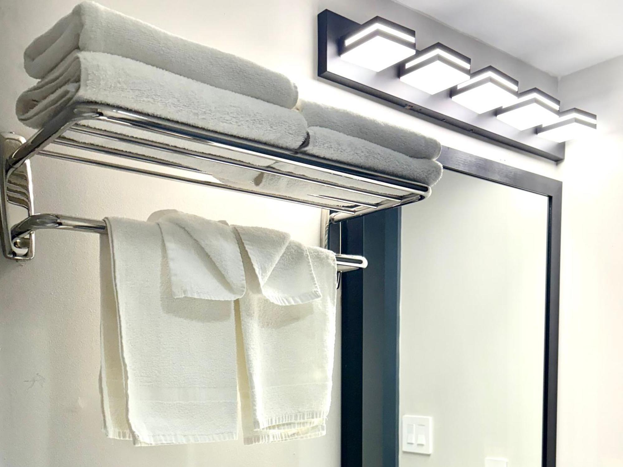 Deluxe Queen Room with Balcony - Non-Smoking