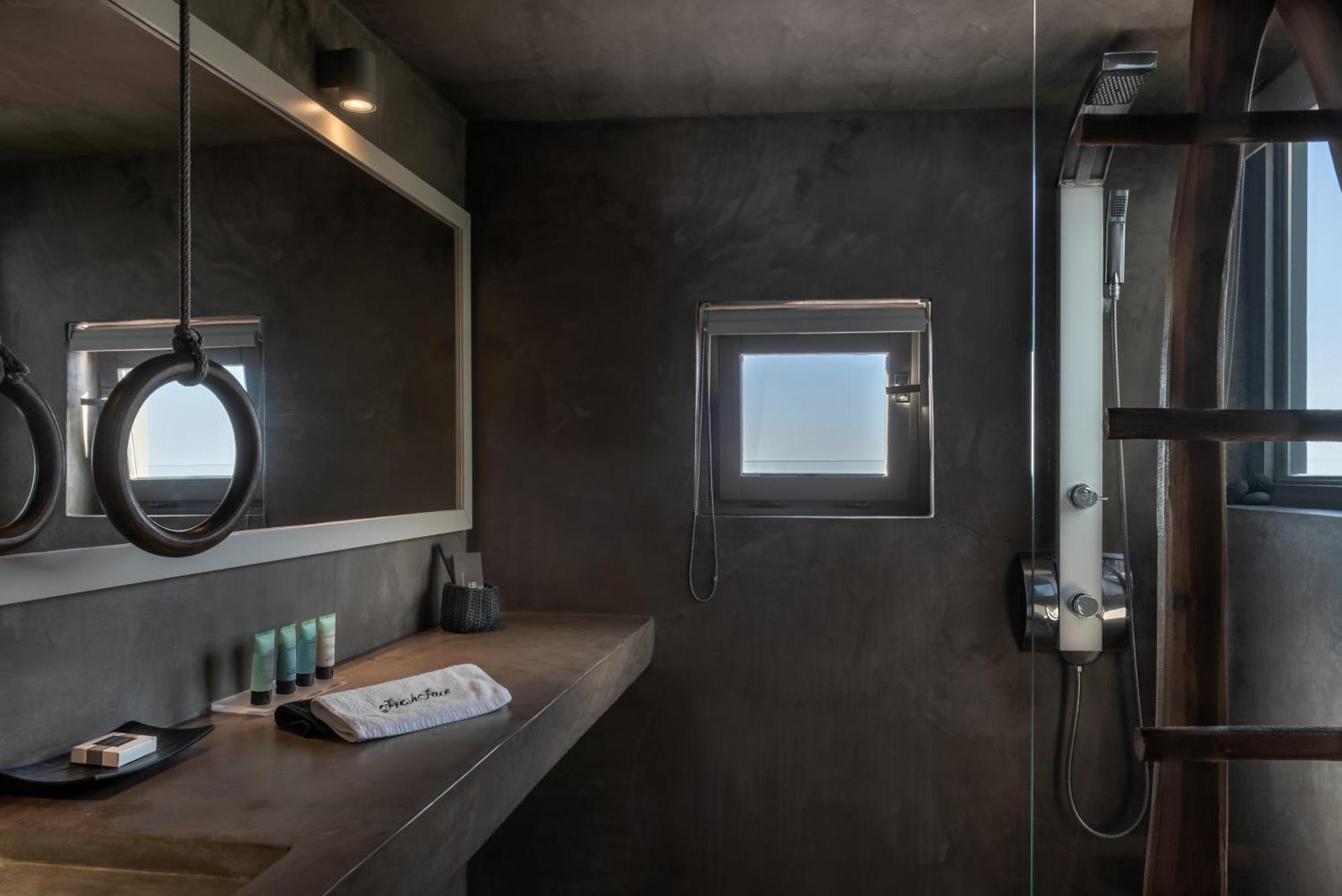 Executive Suite Indoor or Outdoor Hot Tub Caldera View,1765381845:JPEG