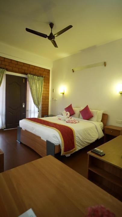 Ayur Deluxe with Complimentary INR 500 Hotel Credit redeemable on the Spa - Applicable only for guests utilising spa services totalling over Rs 5000
