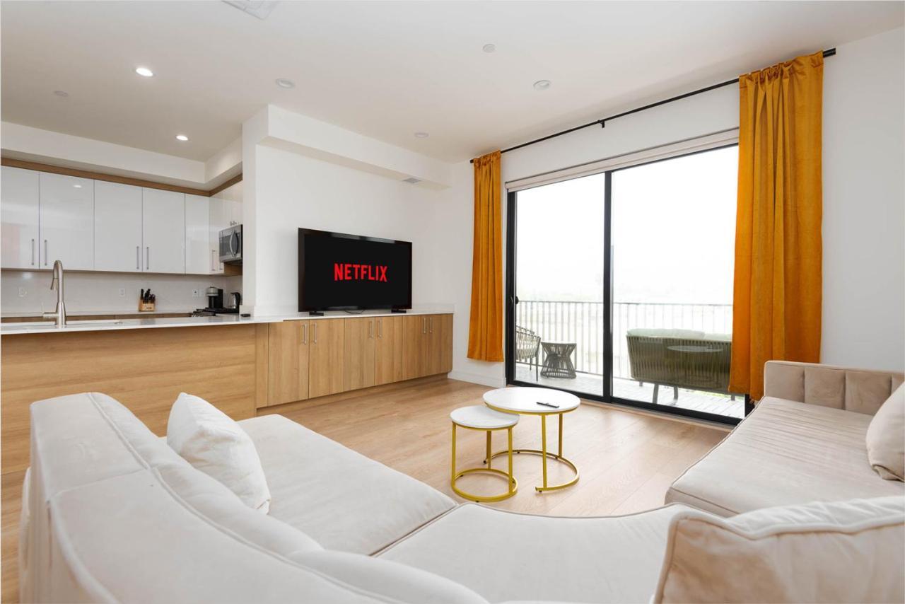 Three-Bedroom Apartment with Mountain View