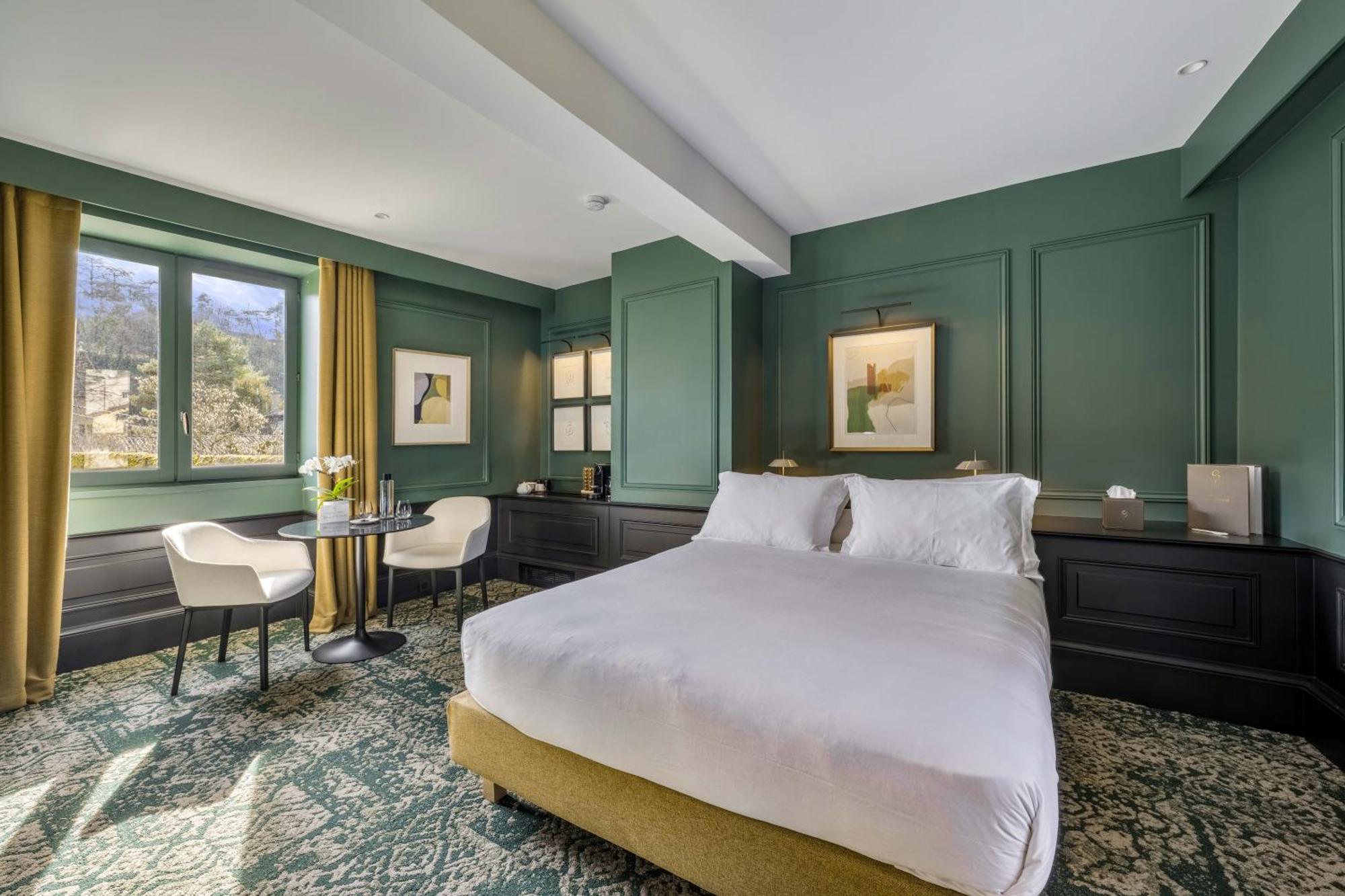 Deluxe Queen Room