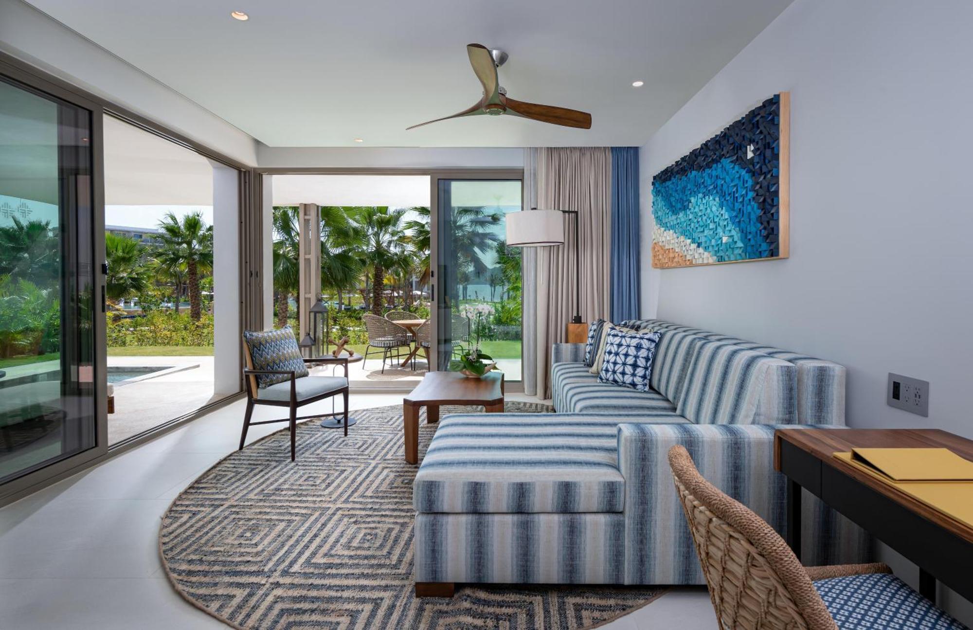 Suite con cama extragrande, piscina pequeña y vistas parciales al océano
