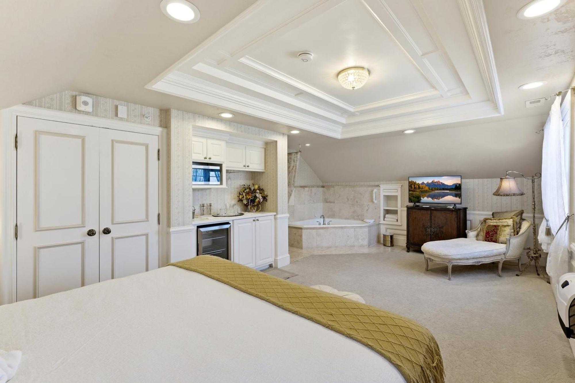 Queen Room with Spa Bath
