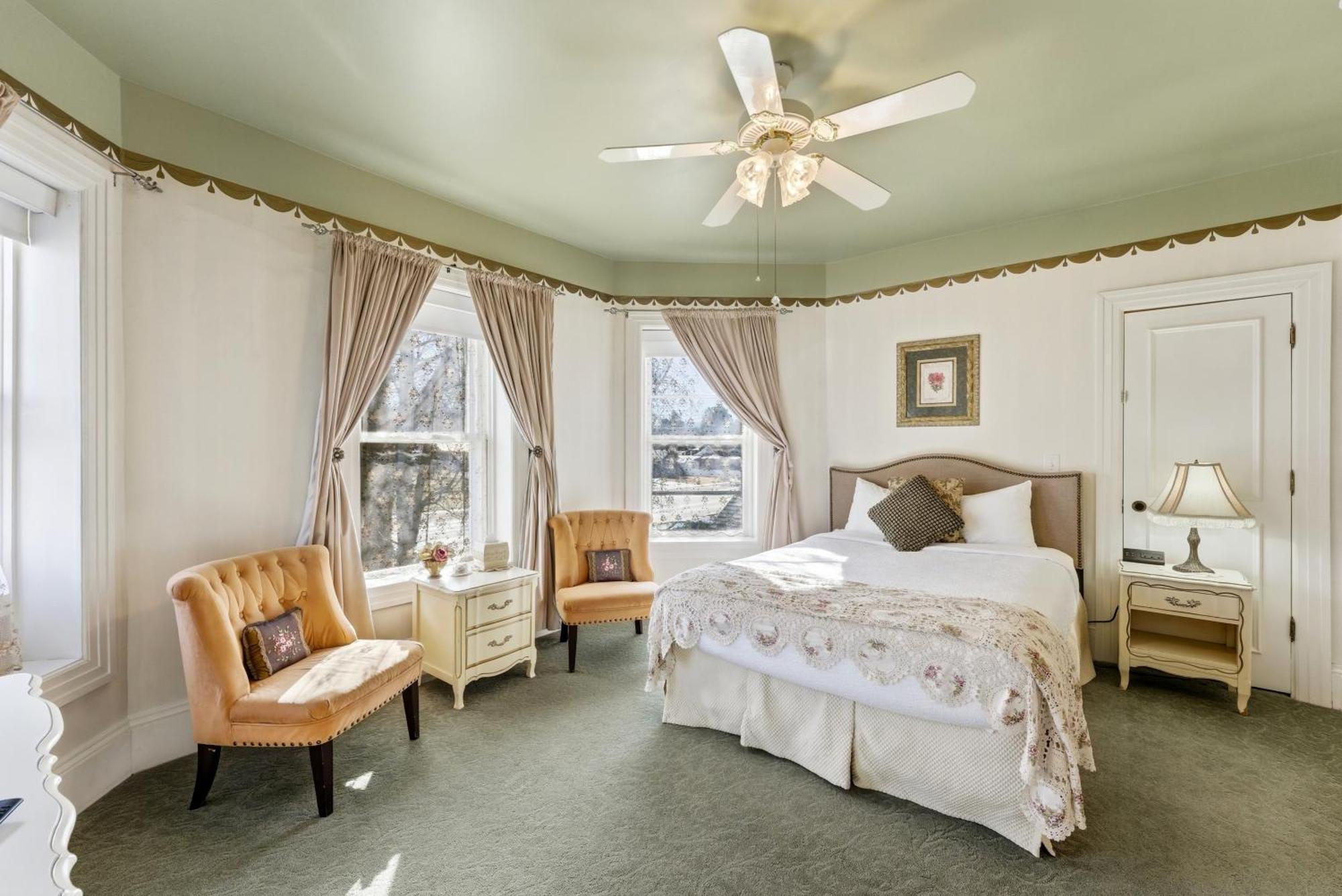 Queen Room with Spa Bath