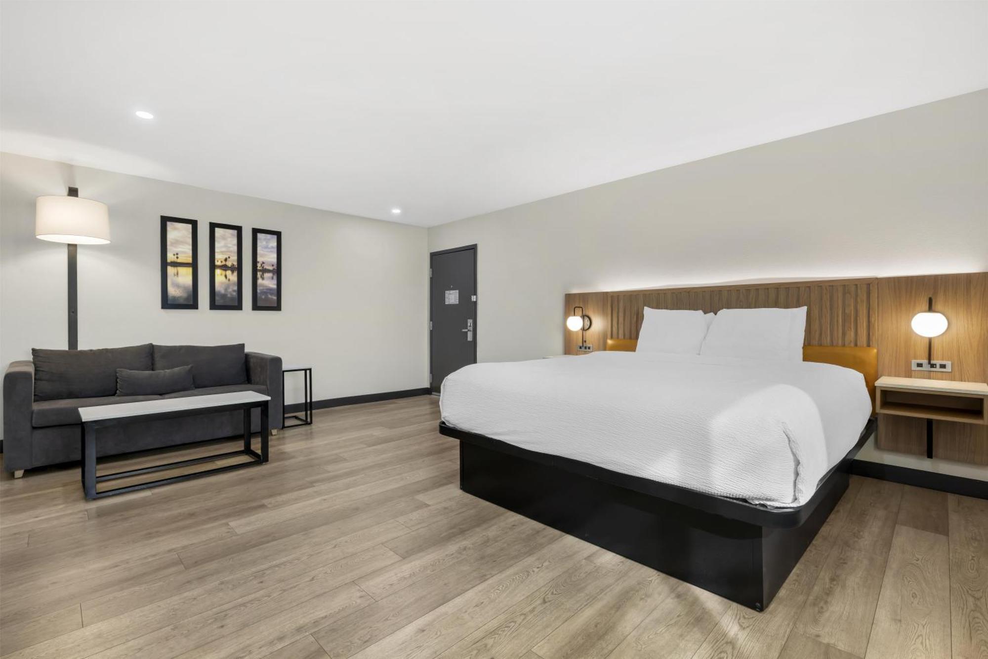 Large Corner King Room with Sofa Bed - Non-Smoking