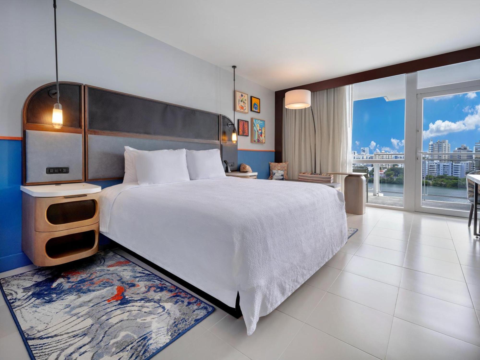 Habitación con cama extragrande.