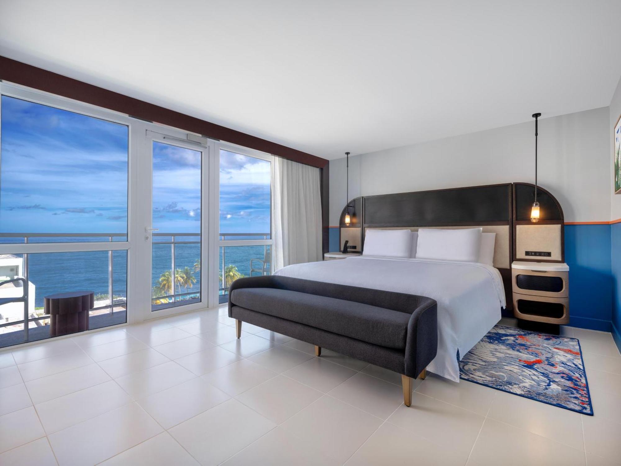Suite Esquinera con balcón y vistas al mar - 1 cama extragrande