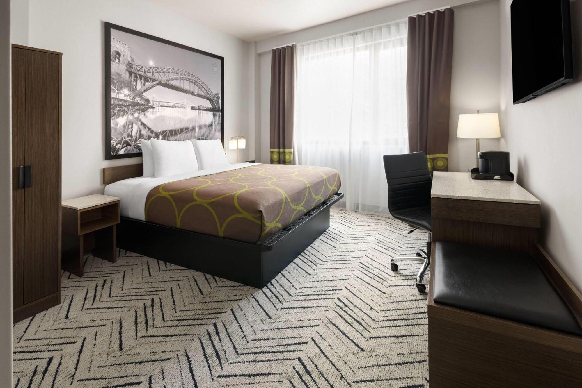 King Room with Mobility/Hearing Access and Roll-In Shower, Non-Smoking