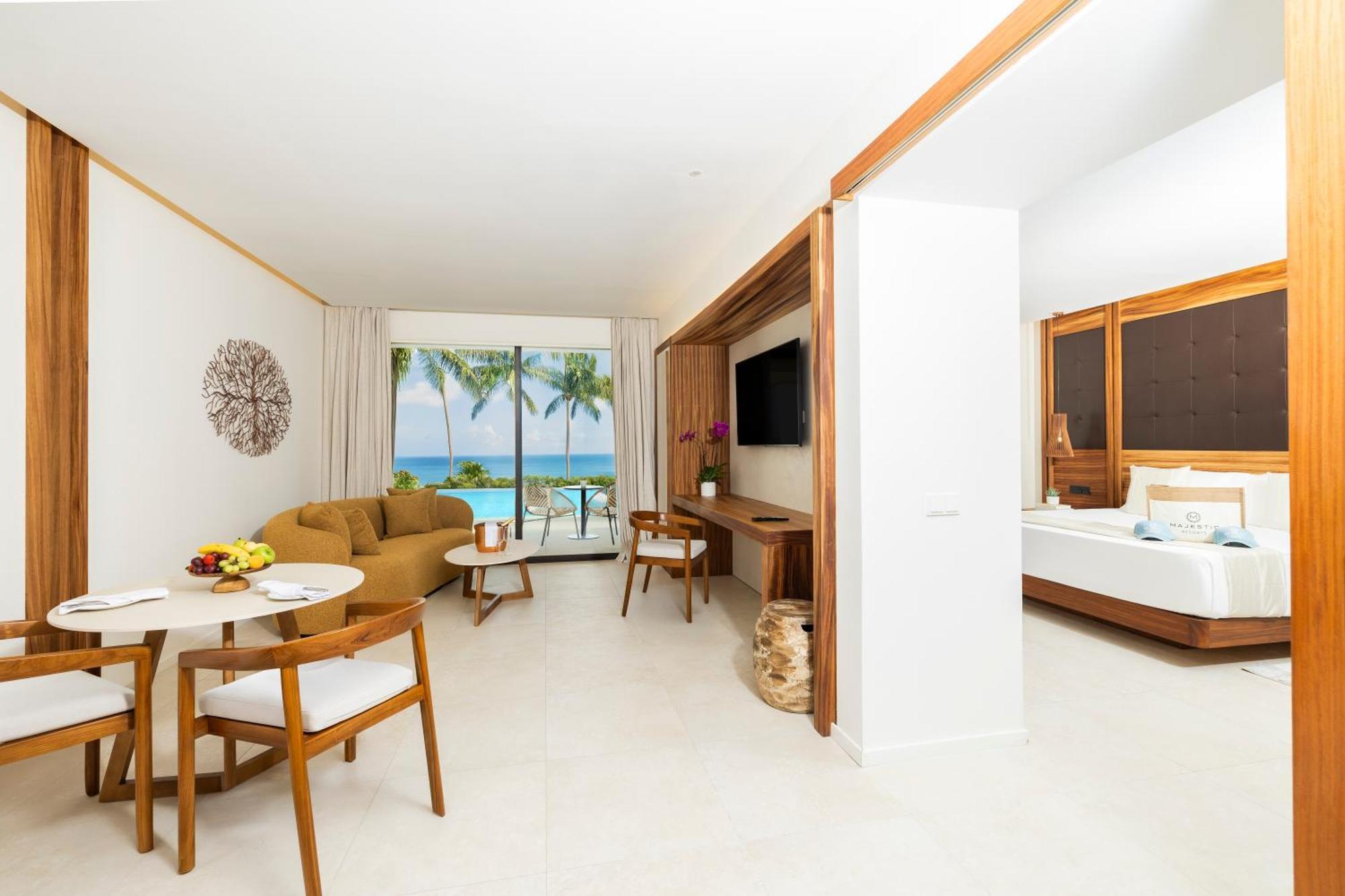 Mirage Club Swim Up Suite Oceanfront Outdoor Jacuzzi 18