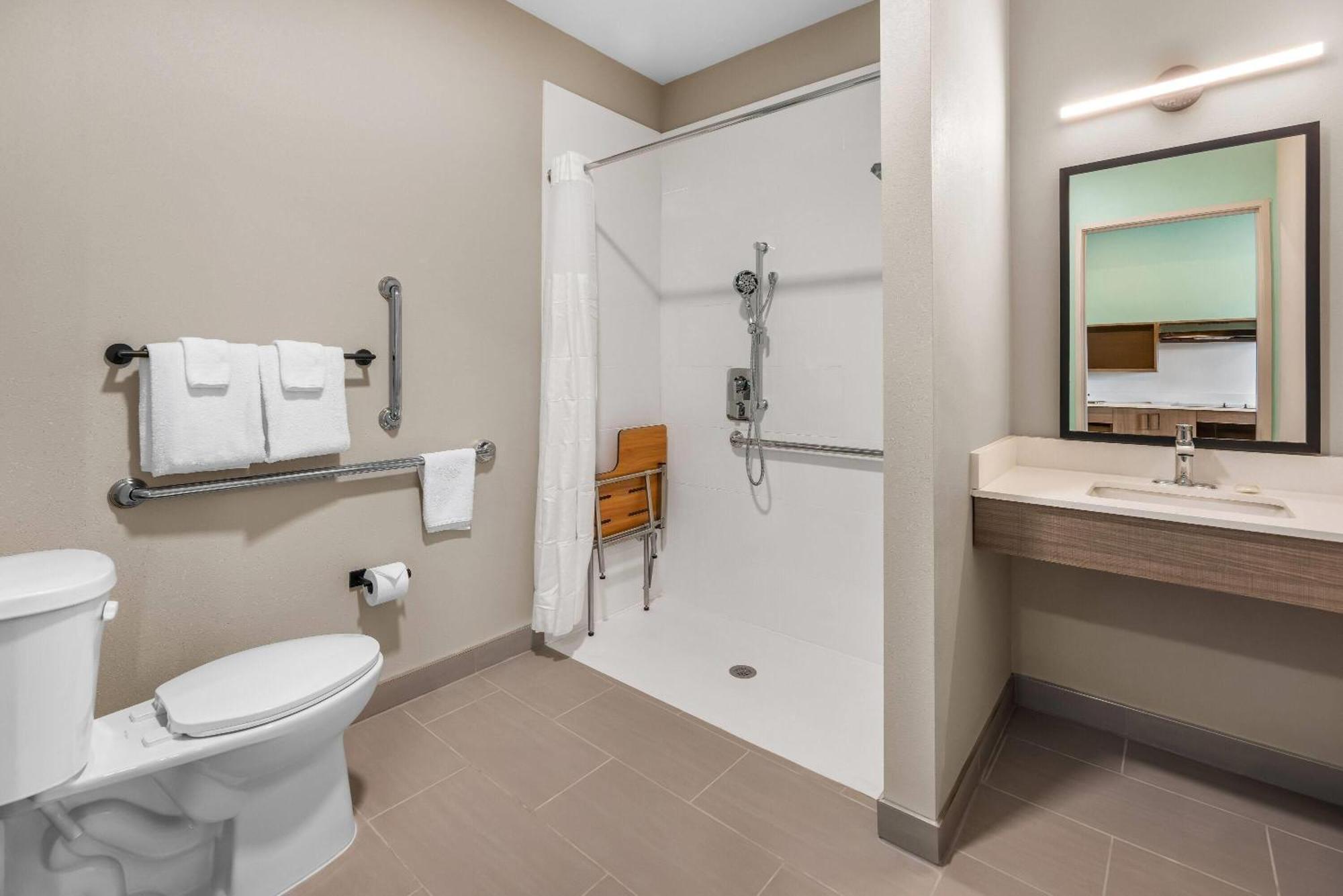 Queen Room with Bathtub with Grab Bars - Mobility Accessible/Non-Smoking