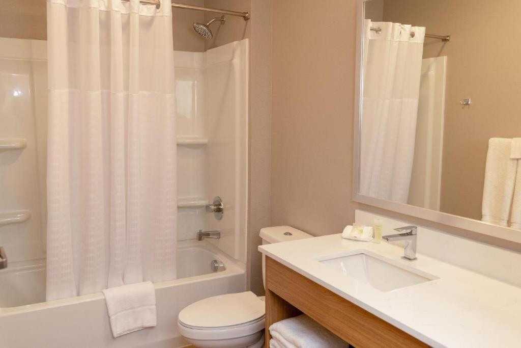 Deluxe Queen Suite