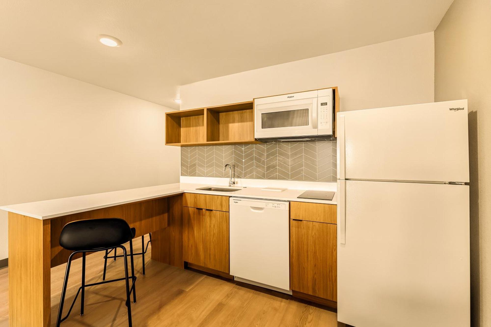 Deluxe Queen Suite
