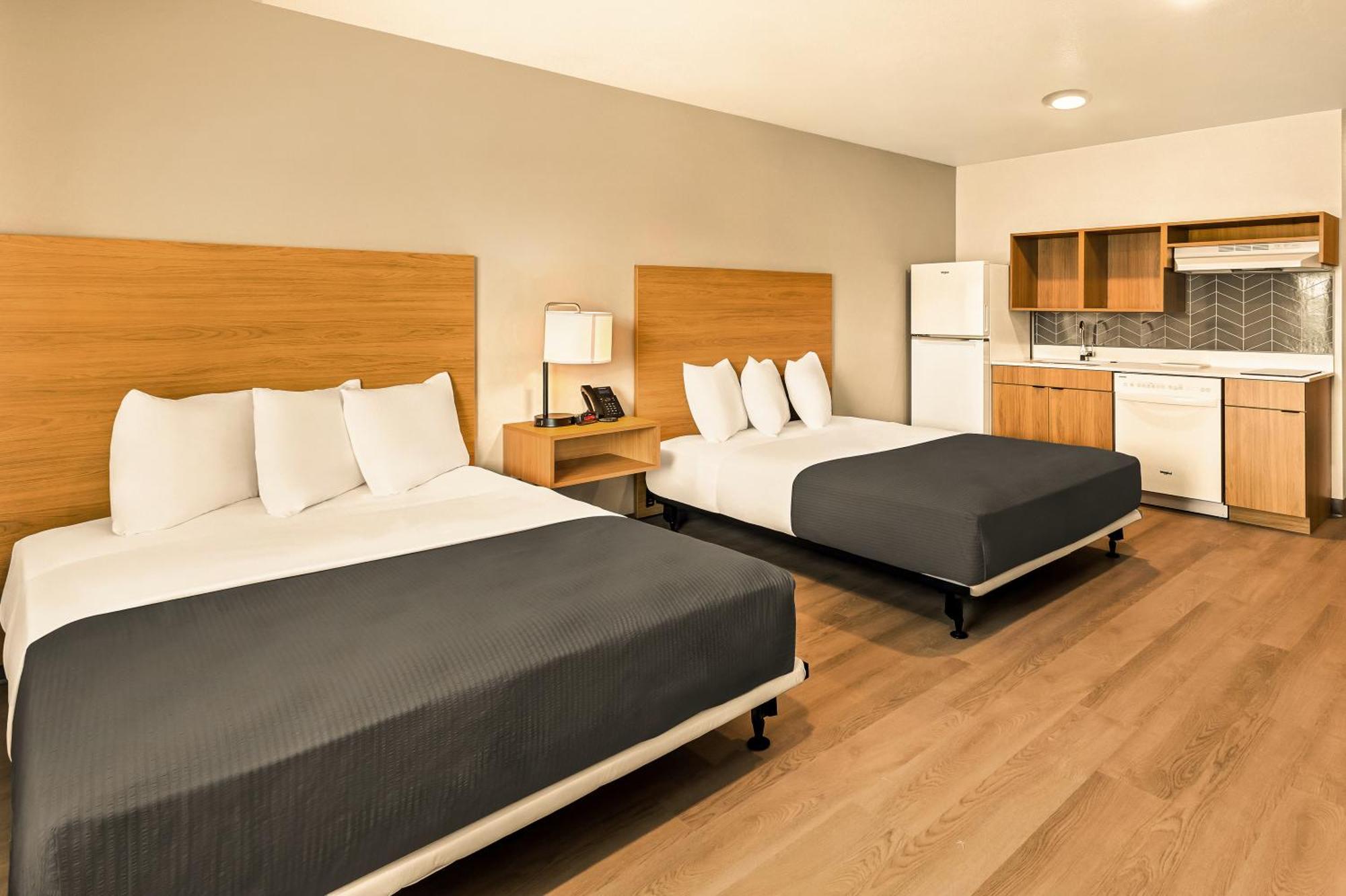 Deluxe Queen Suite