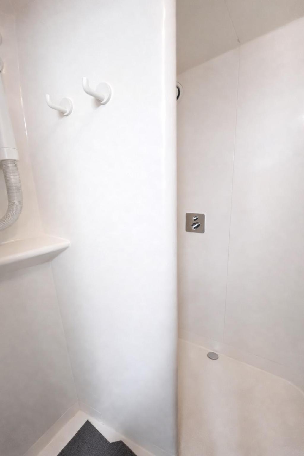 Tweepersoonskamer met Gedeelde Badkamer