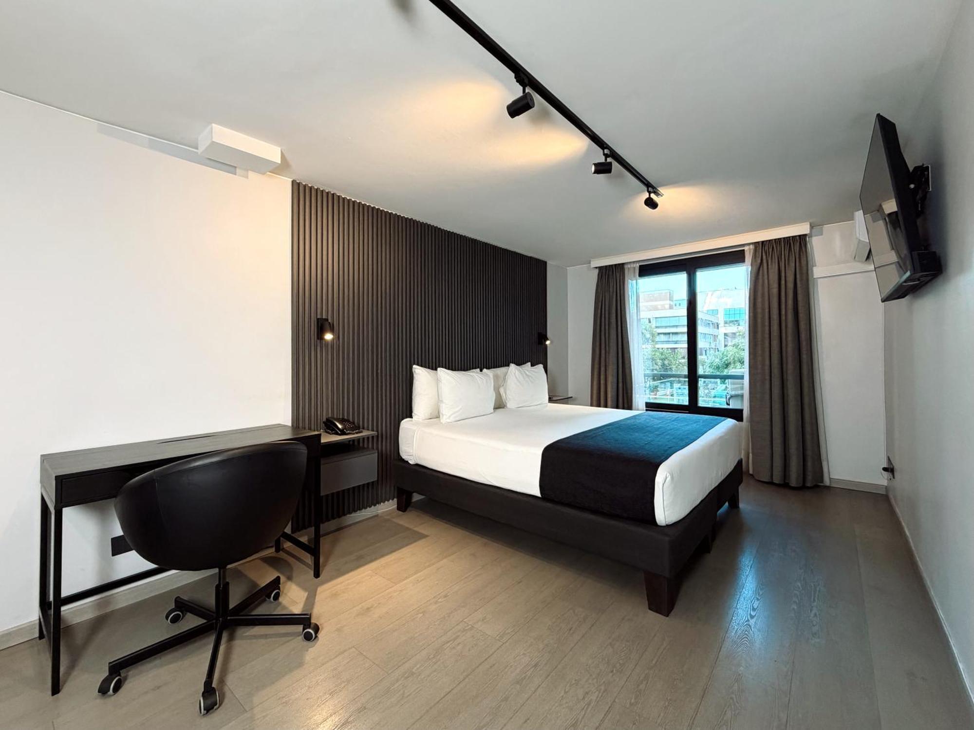 Habitación con cama grande