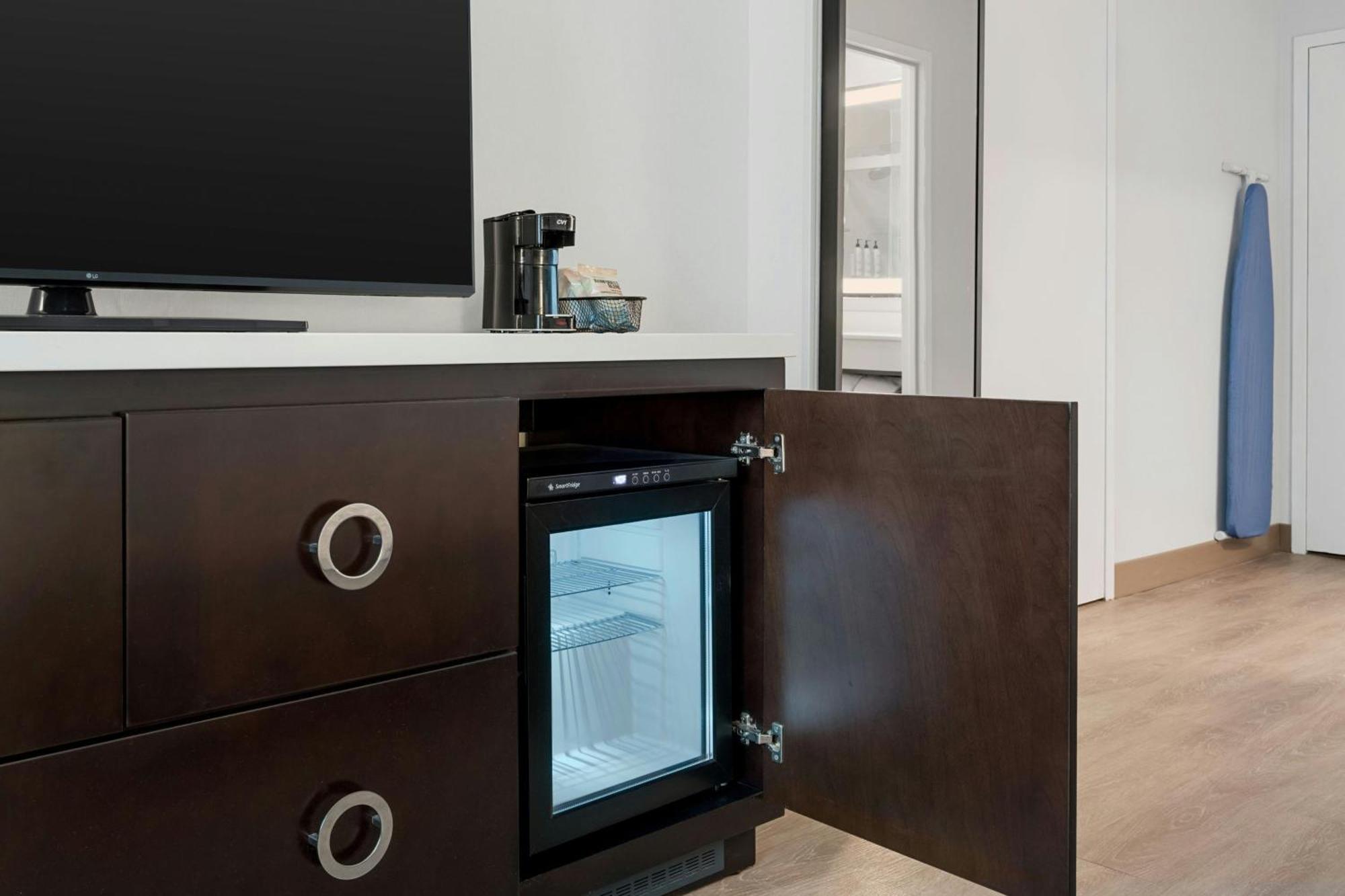 Suite con cama extragrande y sofá cama