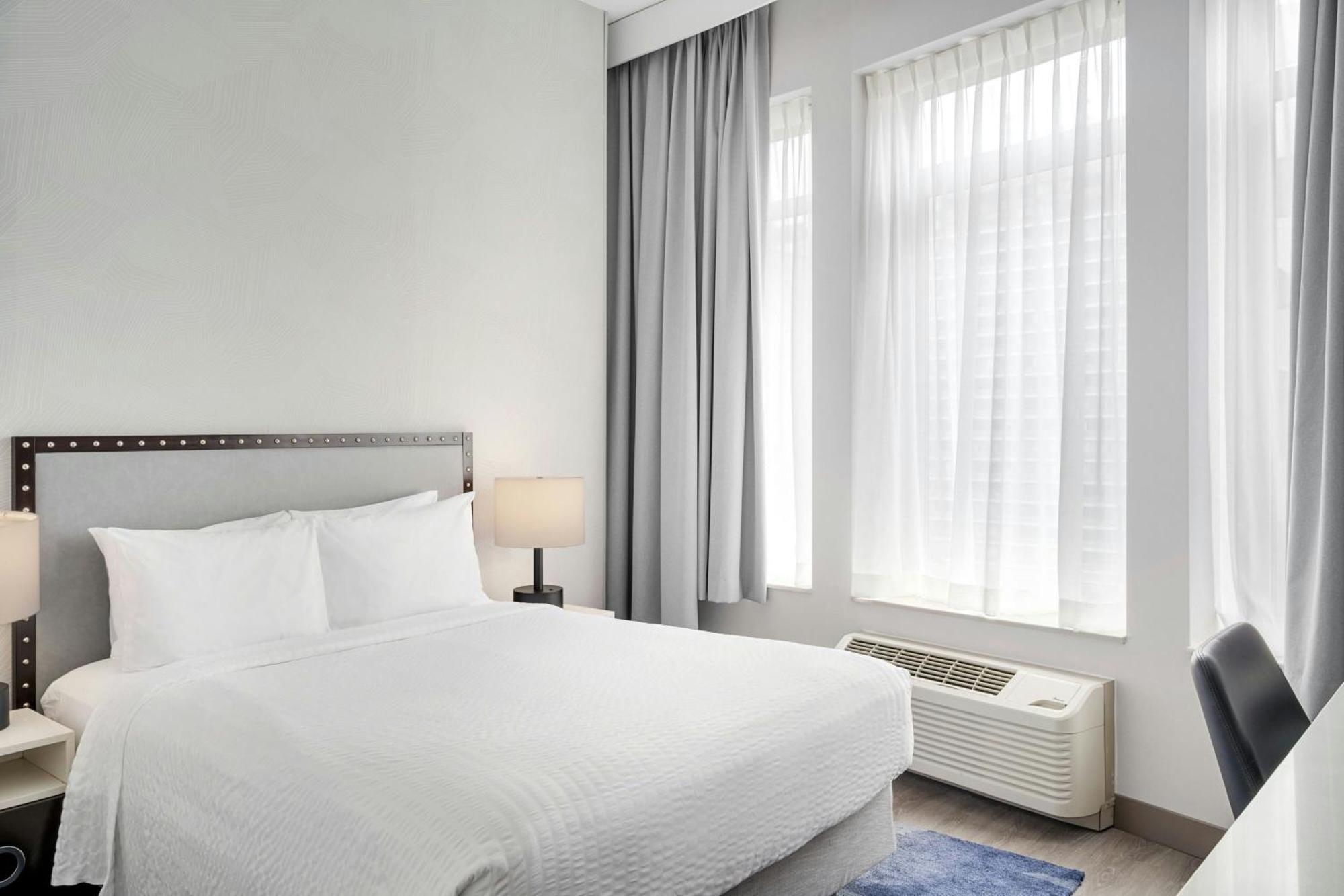 Habitación con cama grande