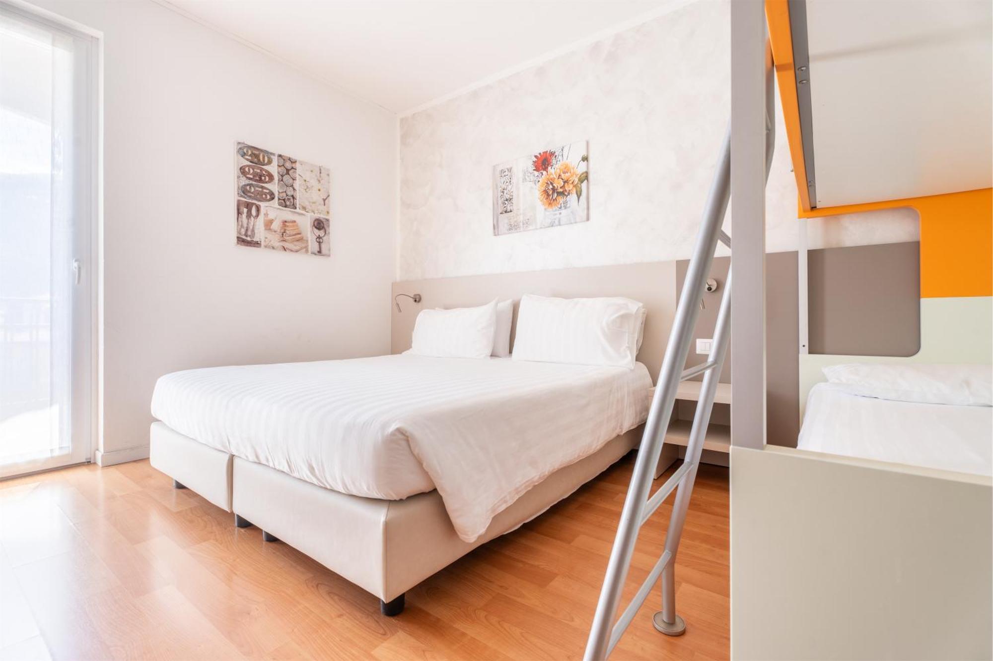Vierbettzimmer mit Balkon und Poolblick