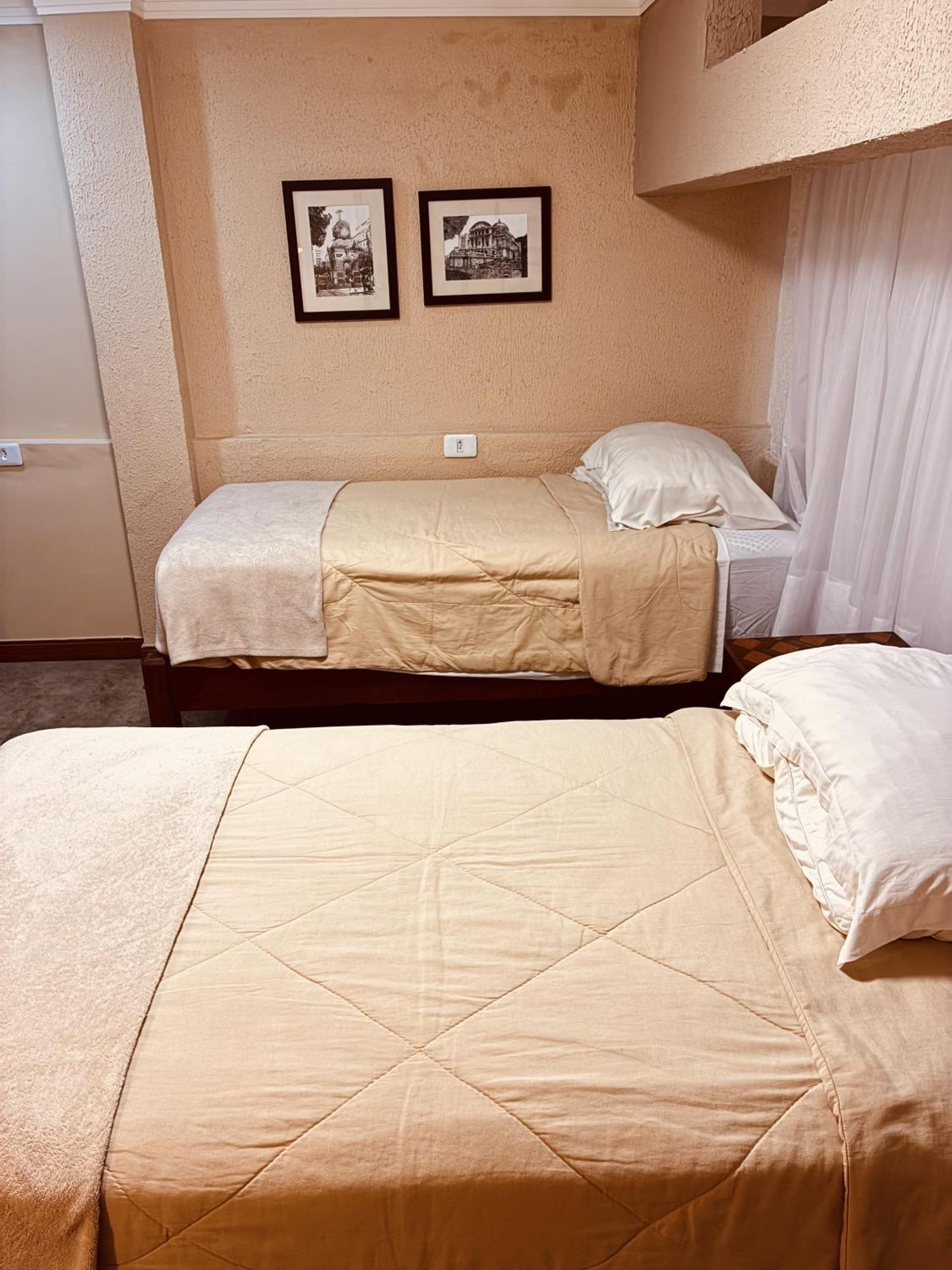 Quarto Grande com Cama de Casal ou 2 de Solteiro