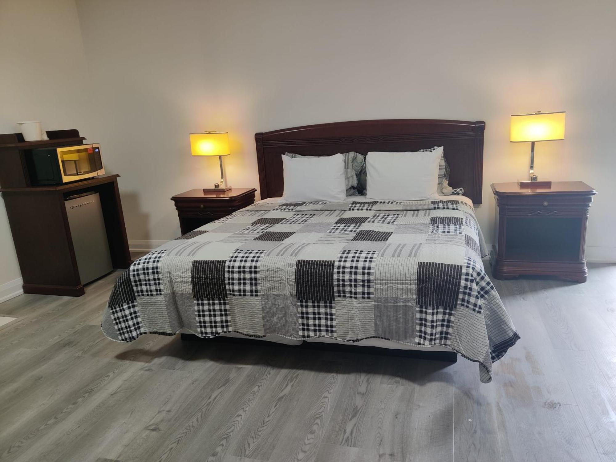 King Room with Hot Tub - Non-Smoking