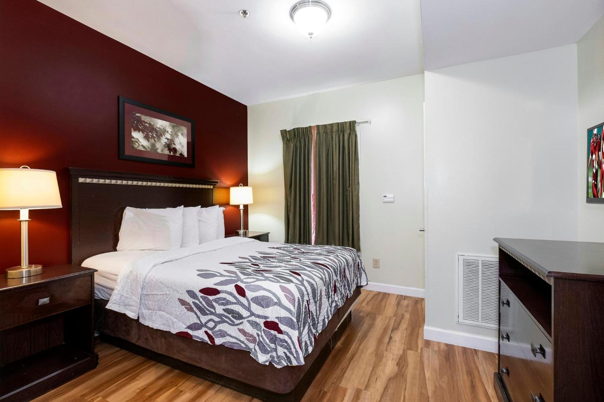 Suite Queen Room - Disability Access with Roll - In Shower - Non-Smoking
