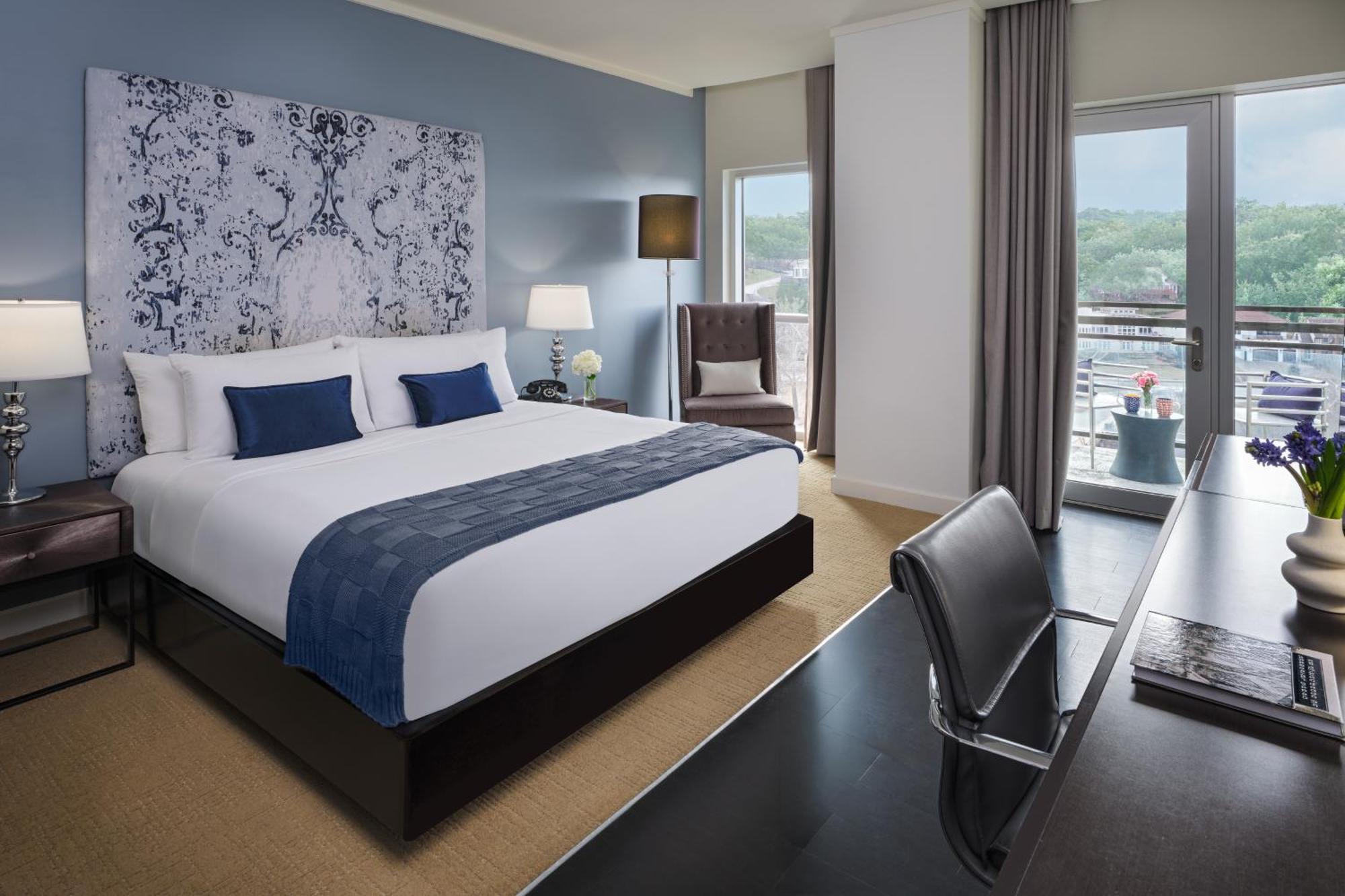 Zimmer mit Kingsize-Bett und Balkon