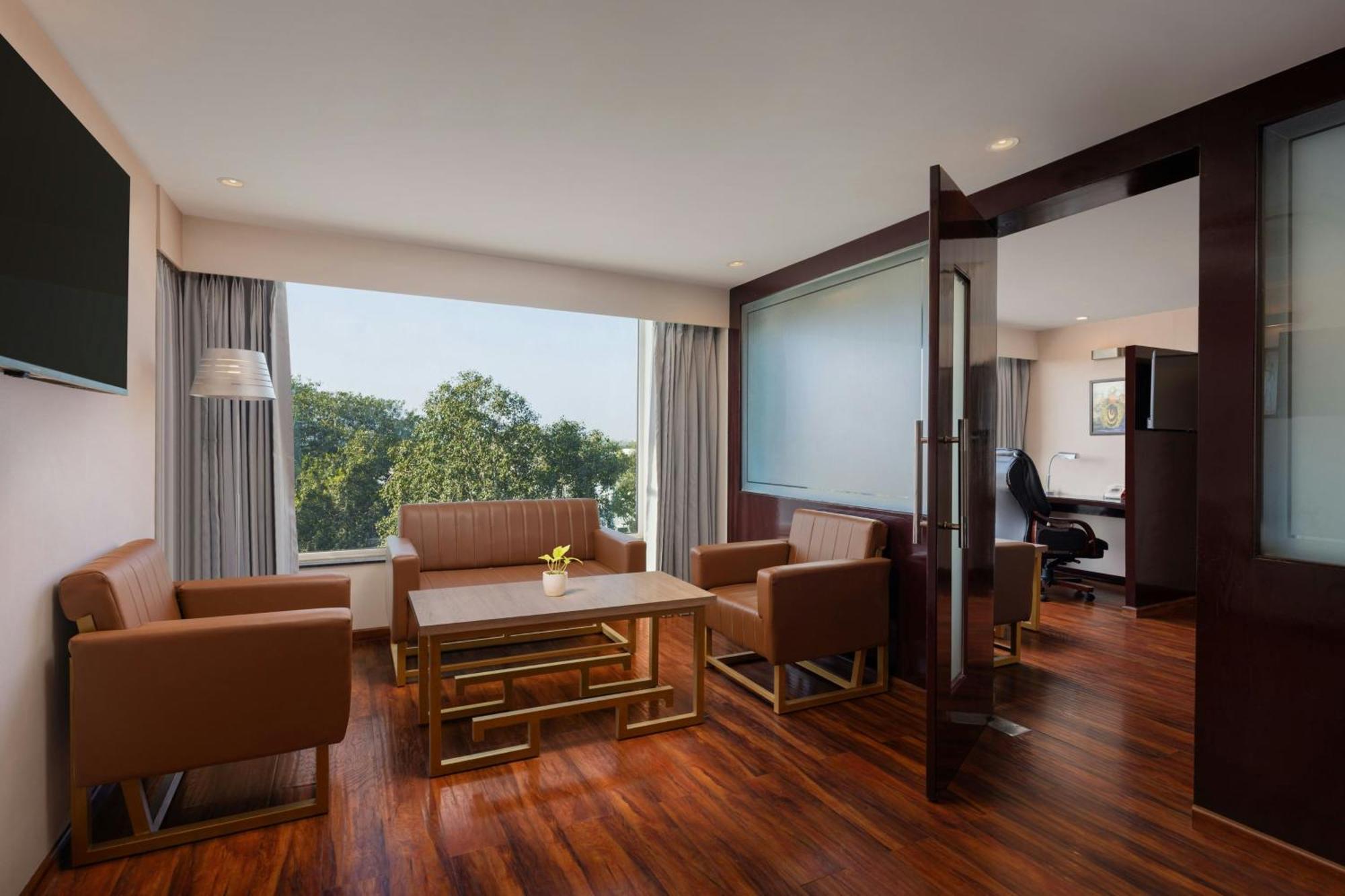 Hazel One-Bedroom King Suite with City View