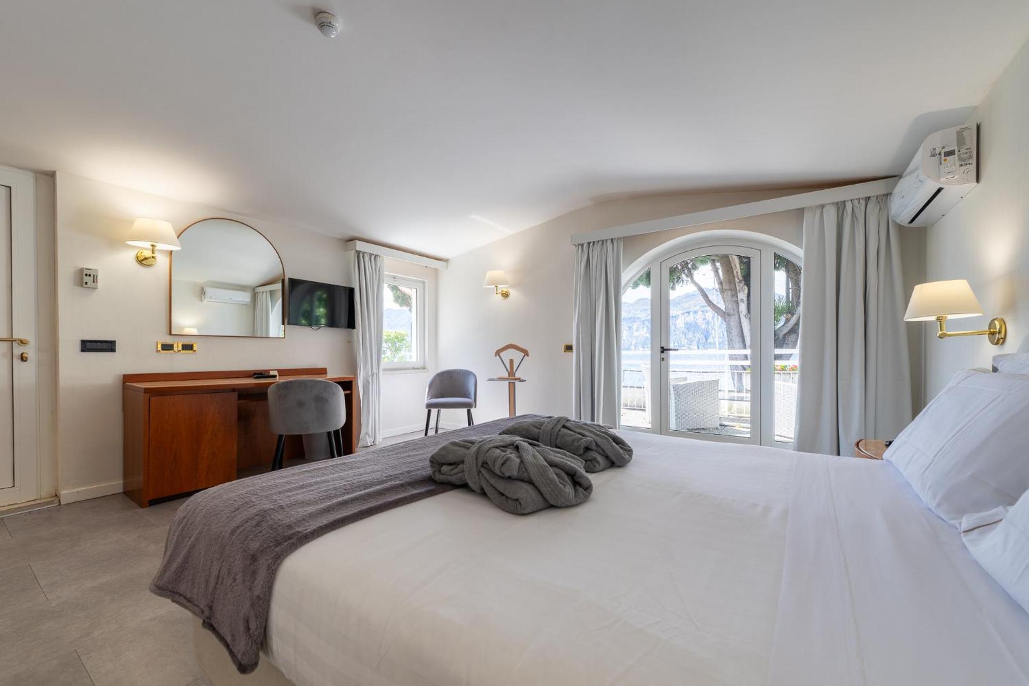 Junior Suite with Terrace and Lake View