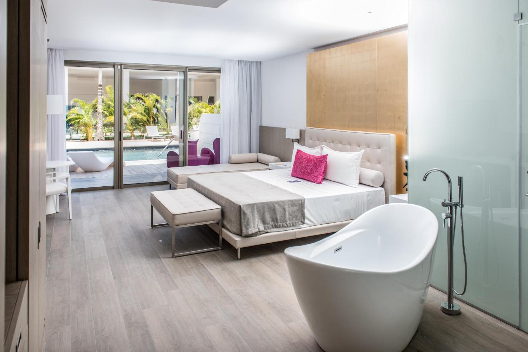 Deluxe Suite Platinum Pool Access