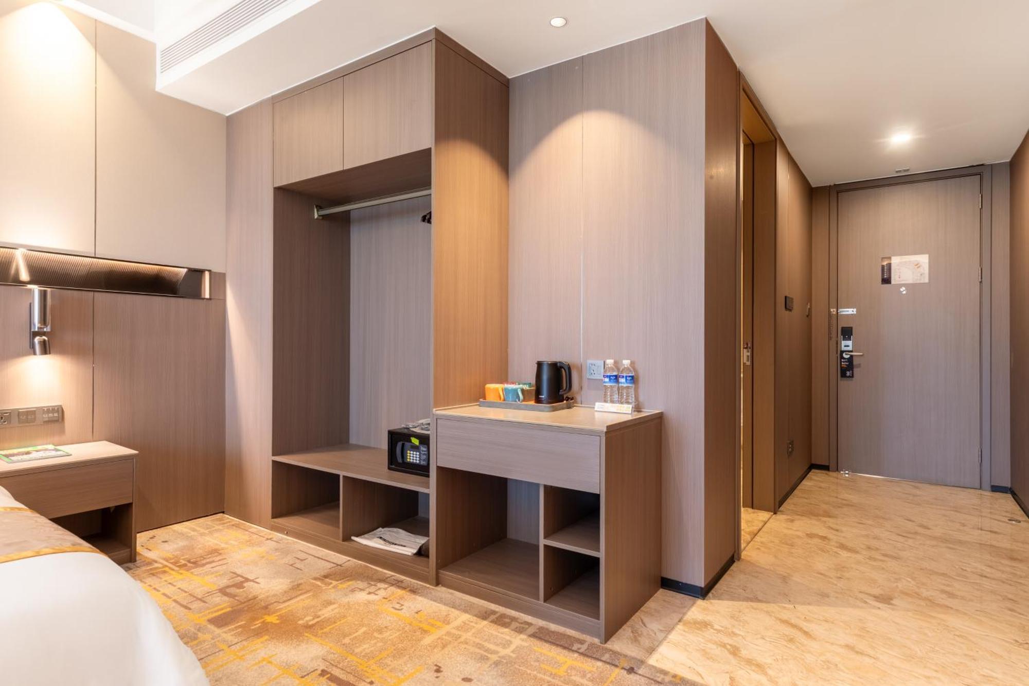 Deluxe Queen Room