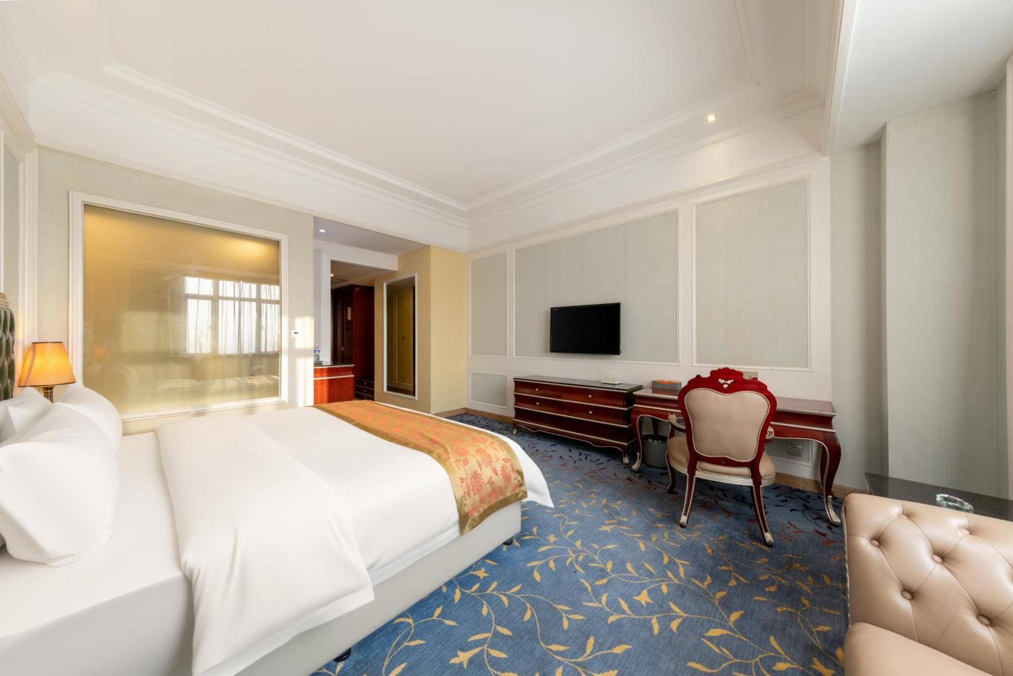 Business Queen Room