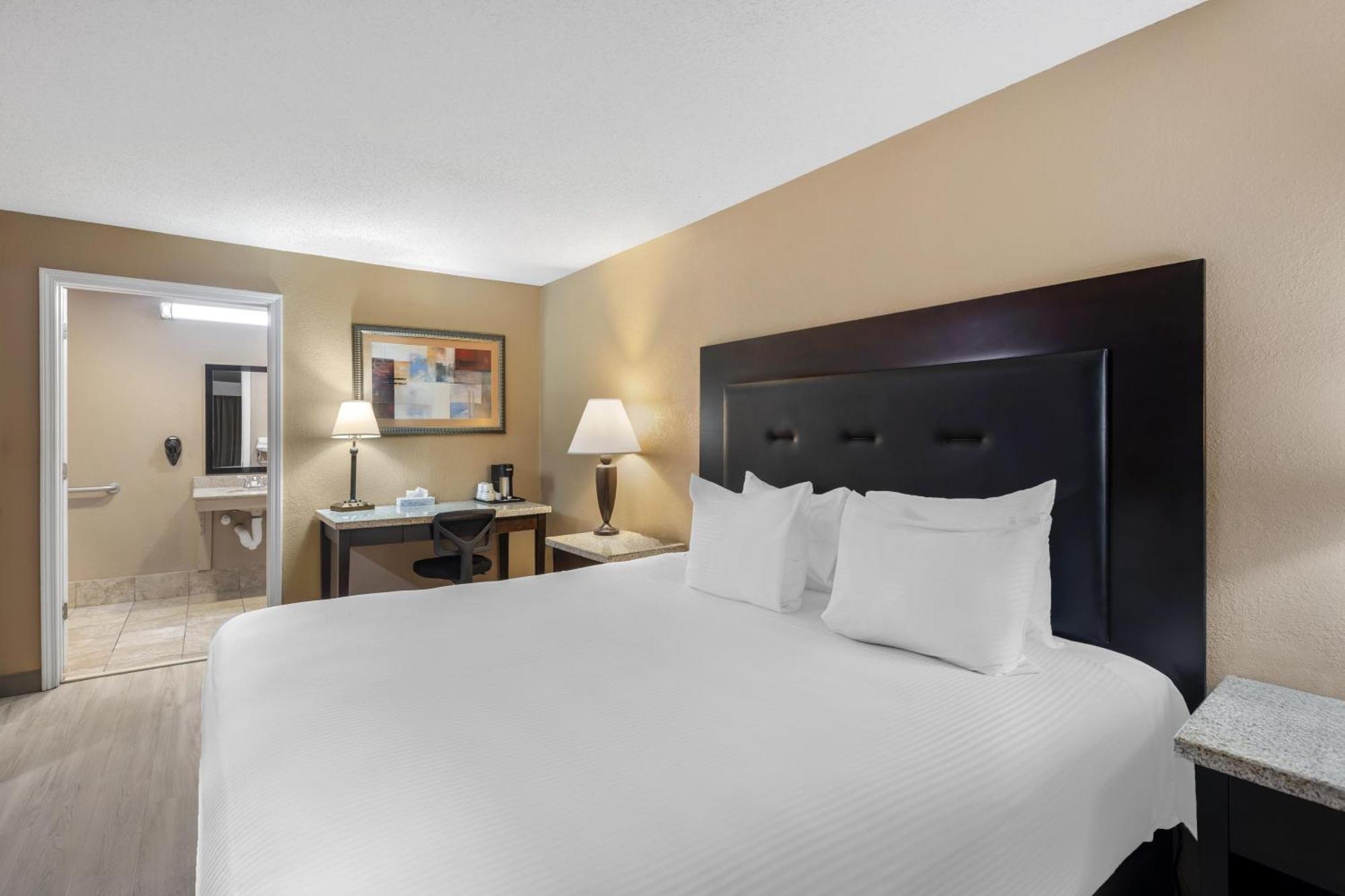 King Room with Sofa Bed and Roll-In Shower - Disability Access/Non-Smoking