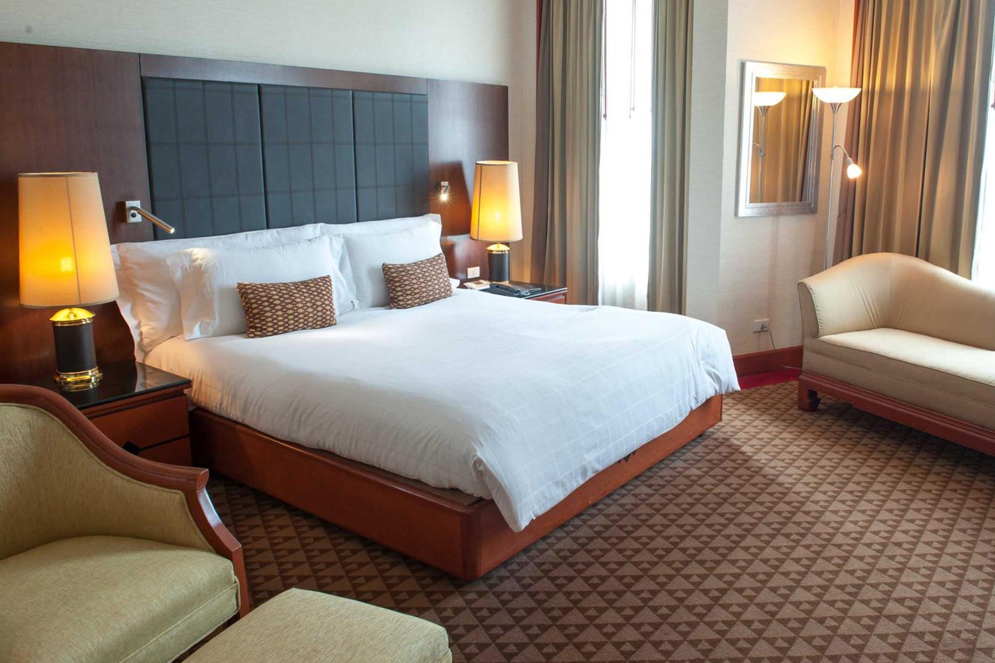 Deluxe Corner Room