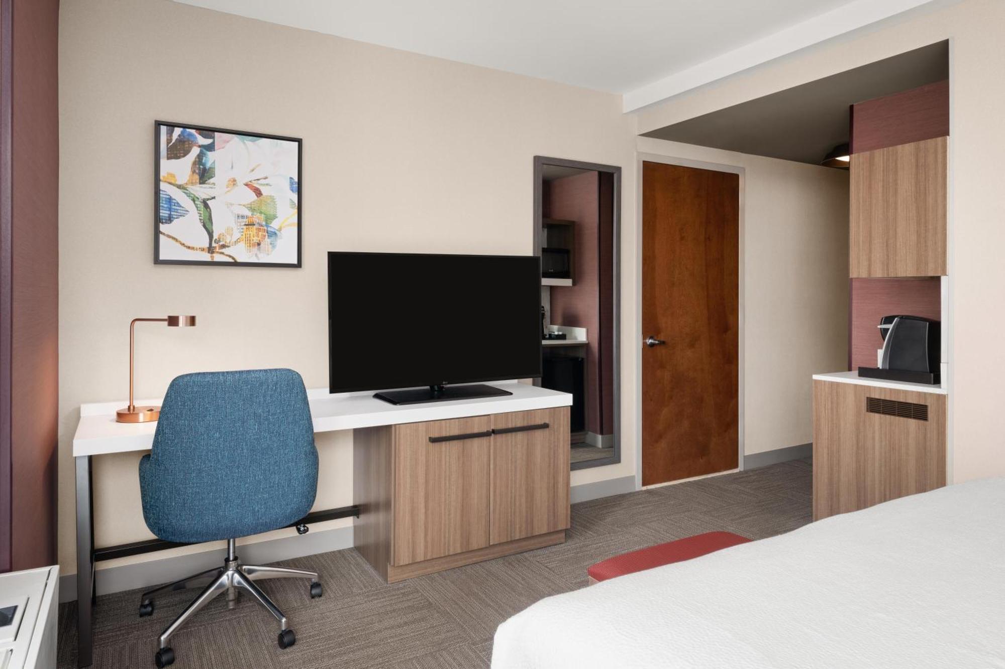 Quarto de Canto com Cama King-size e Vista da Cidade