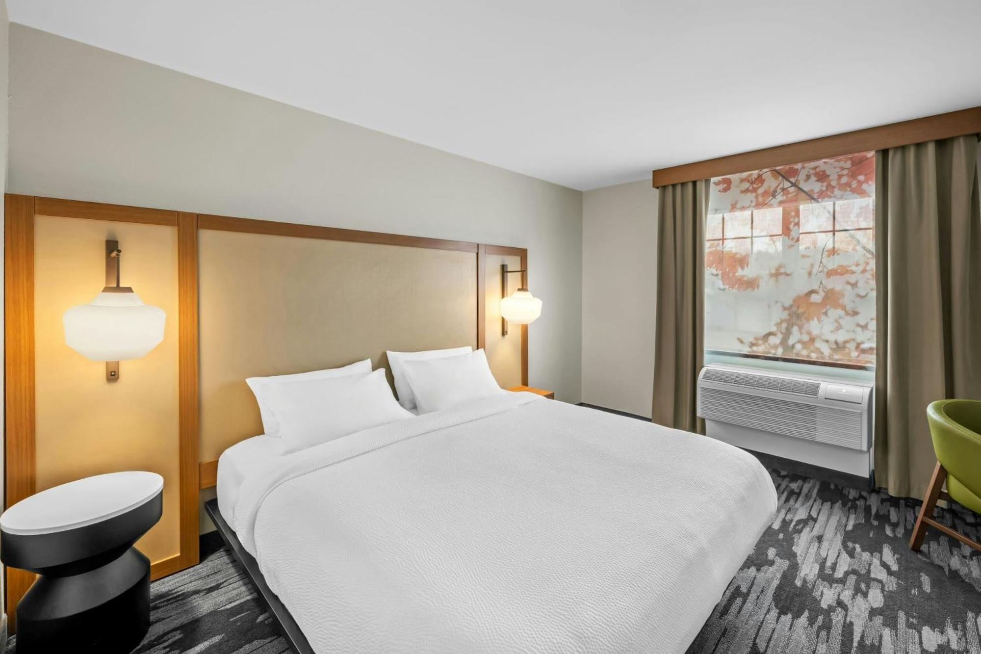 Traditional King Room, Guest room, 1 King (Mobility & Hearing Accessible w/ Tub)