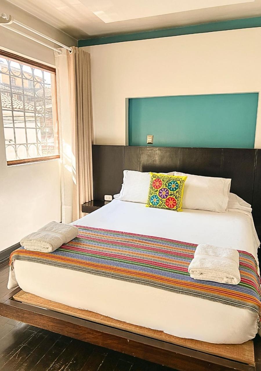 Habitación con cama grande y balcón