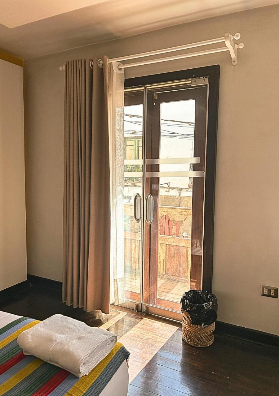 Habitación con cama grande y balcón